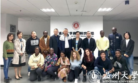 日本a片
商学院第一届硕士学位留学生合影.jpg